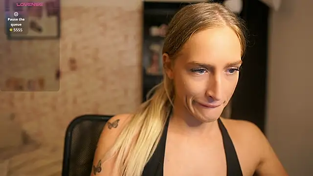 Snapshot of Nicolette__Shea_ chatting on October 7, 2025, 7:53 am Nicolette Shea online show from October 7, 2025, 7:53 am