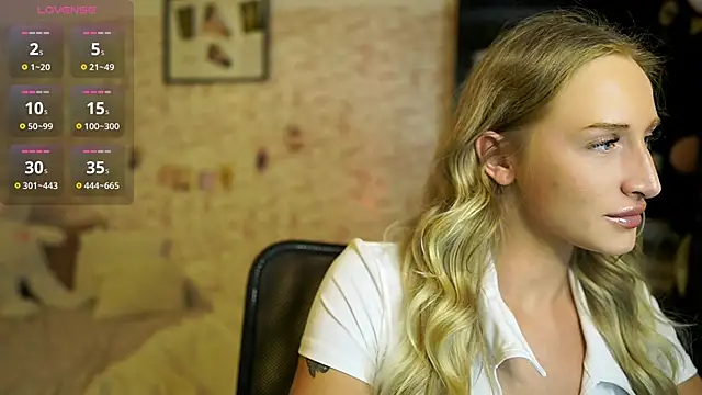 Snapshot of Nicolette__Shea_ chatting on October 27, 2025, 2:18 pm Nicolette Shea online show from October 27, 2025, 2:18 pm