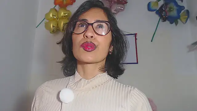 Snapshot of fantasty_nylon chatting on October 18, 2025, 7:27 pm fantasty nylon online show from October 18, 2025, 7:27 pm