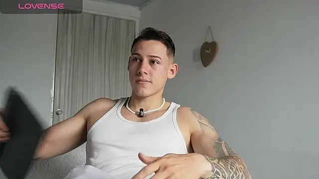 Snapshot of Muscle_King_Cum chatting on August 6, 2026, 2:01 pm Muscle King Cum online show from August 6, 2026, 2:01 pm