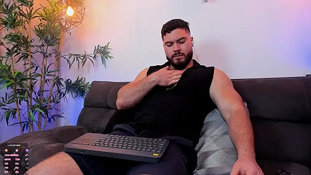 Snapshot of SebastianVilla_ chatting on August 2, 2026, 8:17 pm SebastianVilla online show from August 2, 2026, 8:17 pm