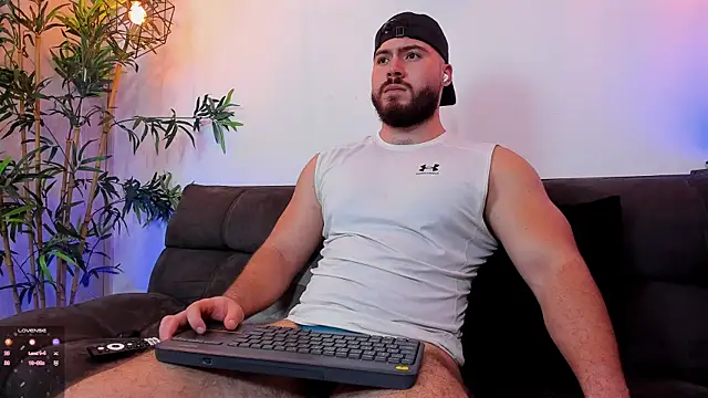 Snapshot of SebastianVilla_ chatting on August 3, 2026, 9:20 pm SebastianVilla online show from August 3, 2026, 9:20 pm
