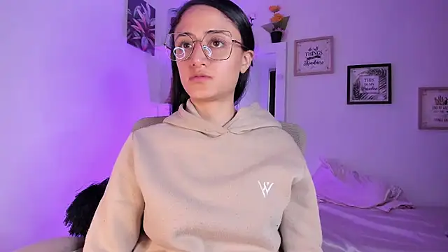  Caroliinee  online show from February 19, 2025, 8:20 pm