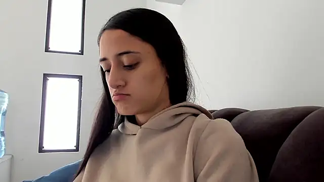  Caroliinee  online show from February 19, 2025, 4:44 pm