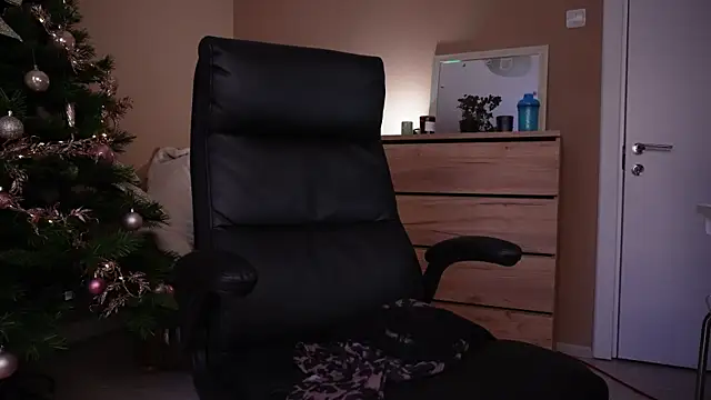 Snapshot of KaylaLaine chatting on December 14, 2025, 7:14 am KaylaLaine online show from December 14, 2025, 7:14 am