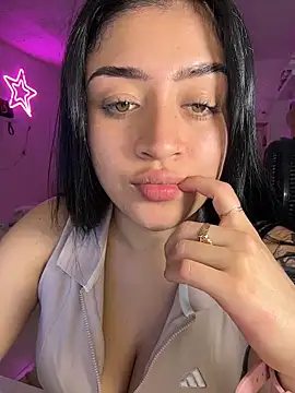 Snapshot of lucianaroy chatting on April 19, 2026, 5:52 am lucianaroy online show from April 19, 2026, 5:52 am