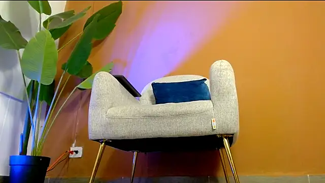 Snapshot of Sara_ow chatting on August 4, 2026, 8:35 pm Sara ow online show from August 4, 2026, 8:35 pm