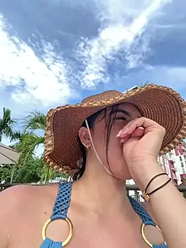 MarianaBenz online show from February 8, 2026, 8:50 pm