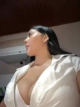 Snapshot of MarianaBenz chatting on April 7, 2026, 12:12 am MarianaBenz online show from April 7, 2026, 12:12 am