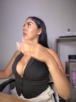 MarianaBenz online show from December 3, 2025, 12:33 am