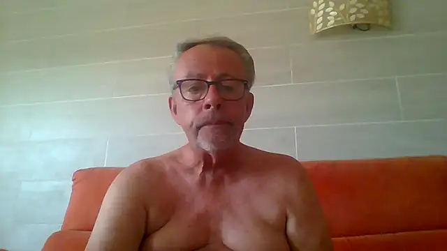 Snapshot of tuggy59 chatting on June 5, 2026, 6:52 am tuggy59 online show from June 5, 2026, 6:52 am