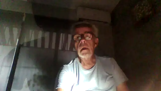 Snapshot of tuggy59 chatting on November 16, 2025, 6:40 am tuggy59 online show from November 16, 2025, 6:40 am