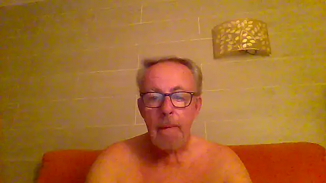 Snapshot of tuggy59 chatting on July 1, 2026, 3:18 am tuggy59 online show from July 1, 2026, 3:18 am
