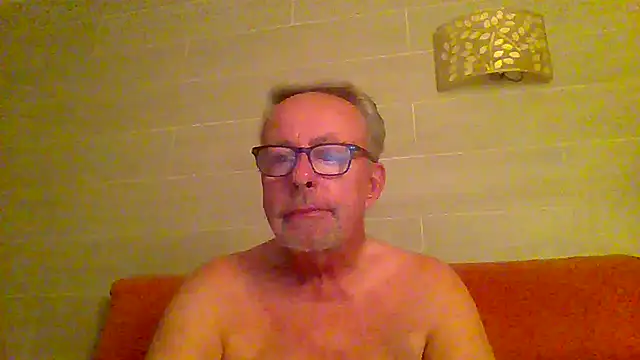 Snapshot of tuggy59 chatting on June 9, 2026, 3:29 am tuggy59 online show from June 9, 2026, 3:29 am