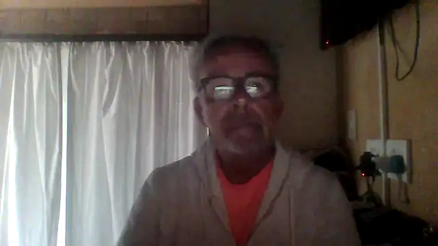 Snapshot of tuggy59 chatting on October 4, 2025, 5:20 am tuggy59 online show from October 4, 2025, 5:20 am