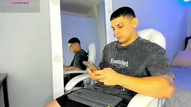 Alex cute77 online show from June 25, 2026, 12:32 pm