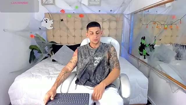 Alex cute77 online show from October 17, 2025, 12:07 pm