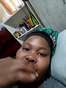 Snapshot of Real1SweetQueen chatting on March 3, 2025, 4:32 am Real1SweetQueen online show from March 3, 2025, 4:32 am