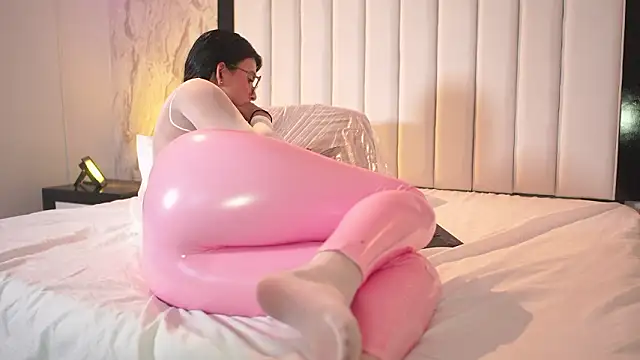 mia colin1  online show from January 31, 2026, 7:56 pm