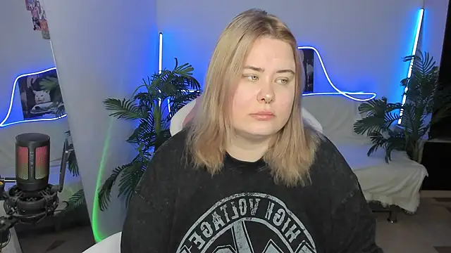 Snapshot of Akemi_BBW chatting on March 14, 2025, 8:10 am Akemi BBW online show from March 14, 2025, 8:10 am