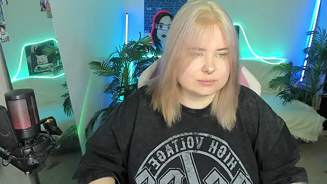 Snapshot of Akemi_BBW chatting on March 18, 2025, 6:50 pm Akemi BBW online show from March 18, 2025, 6:50 pm