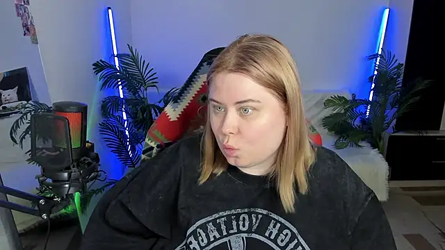 Snapshot of Akemi_BBW chatting on February 25, 2025, 9:26 pm Akemi BBW online show from February 25, 2025, 9:26 pm