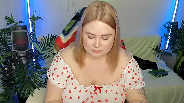 Snapshot of Akemi_BBW chatting on February 9, 2025, 10:21 pm Akemi BBW online show from February 9, 2025, 10:21 pm