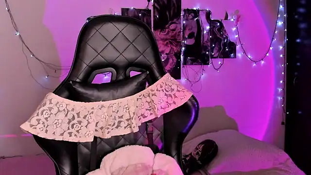 Snapshot of willow_poisson chatting on November 10, 2025, 5:29 pm willow poisson online show from November 10, 2025, 5:29 pm