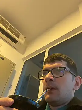 Snapshot of Juliano2289 chatting on April 28, 2026, 1:59 pm Juliano2289 online show from April 28, 2026, 1:59 pm