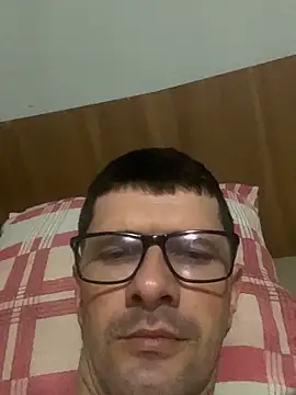 Snapshot of Juliano2289 chatting on April 15, 2026, 9:48 pm Juliano2289 online show from April 15, 2026, 9:48 pm