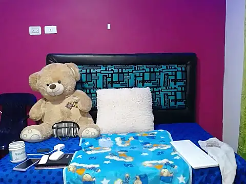 karolhot916 online show from April 6, 2026, 11:39 pm