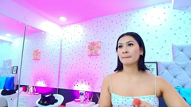 JulietaReyess online show from June 15, 2026, 11:43 am