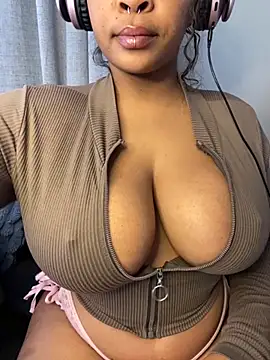 YellowHoneyDip online show from October 8, 2025, 11:56 am