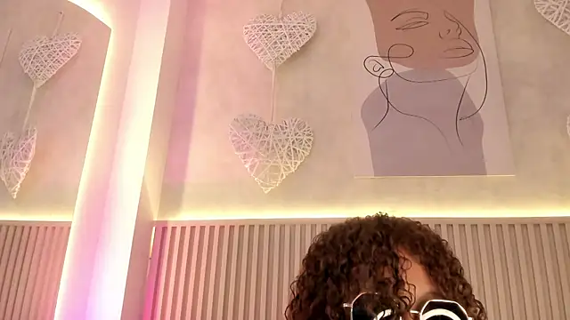 daiana curly online show from June 25, 2026, 8:25 pm