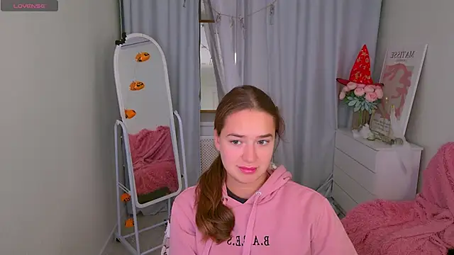 Snapshot of LovelyJessie chatting on October 27, 2025, 1:45 pm LovelyJessie online show from October 27, 2025, 1:45 pm