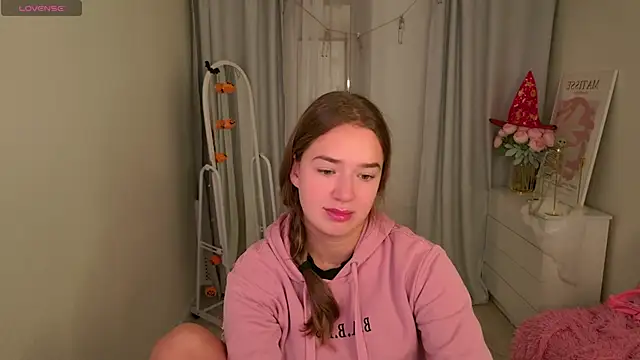 Snapshot of LovelyJessie chatting on November 3, 2025, 1:47 pm LovelyJessie online show from November 3, 2025, 1:47 pm