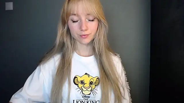 Snapshot of LuciaYoung chatting on November 14, 2025, 8:01 pm LuciaYoung online show from November 14, 2025, 8:01 pm