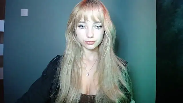 Snapshot of LuciaYoung chatting on October 7, 2025, 6:36 am LuciaYoung online show from October 7, 2025, 6:36 am