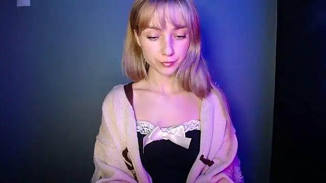 Snapshot of LuciaYoung chatting on December 2, 2025, 1:13 pm LuciaYoung online show from December 2, 2025, 1:13 pm