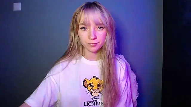 Snapshot of LuciaYoung chatting on November 27, 2025, 1:33 pm LuciaYoung online show from November 27, 2025, 1:33 pm