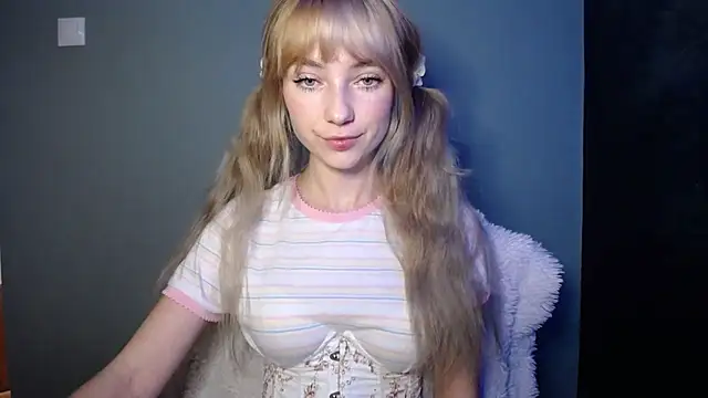 Snapshot of LuciaYoung chatting on November 5, 2025, 7:33 am LuciaYoung online show from November 5, 2025, 7:33 am