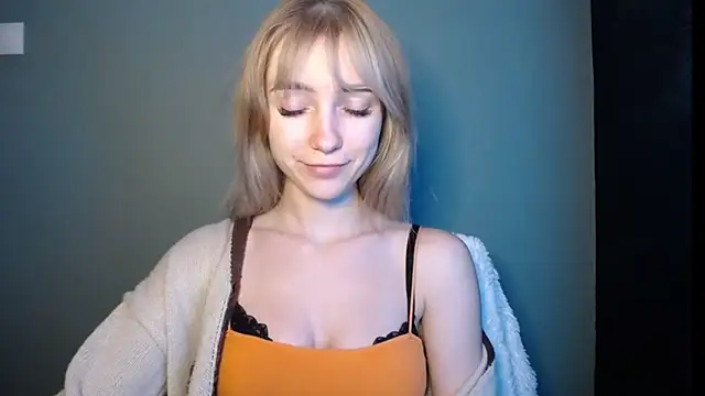 LuciaYoung online show from February 8, 2026, 7:33 pm