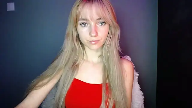 Snapshot of LuciaYoung chatting on November 15, 2025, 8:13 pm LuciaYoung online show from November 15, 2025, 8:13 pm