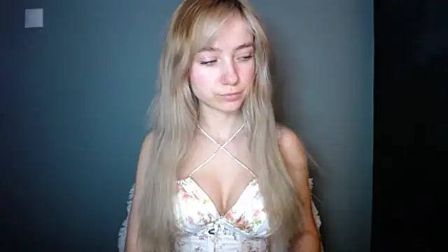 Snapshot of LuciaYoung chatting on December 14, 2025, 7:36 am LuciaYoung online show from December 14, 2025, 7:36 am