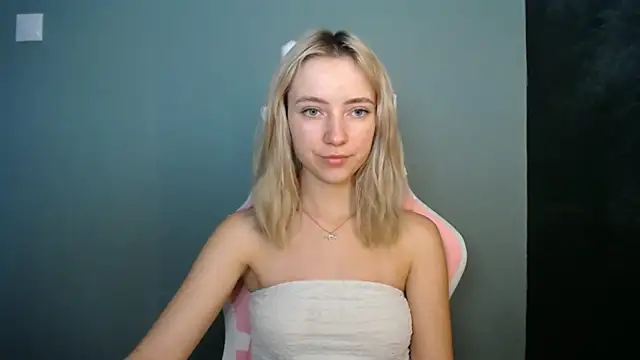 LuciaYoung online show from July 7, 2026, 6:38 am