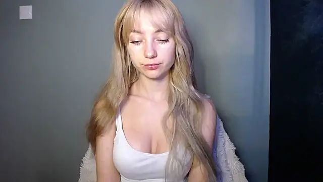 Snapshot of LuciaYoung chatting on November 7, 2025, 7:35 am LuciaYoung online show from November 7, 2025, 7:35 am