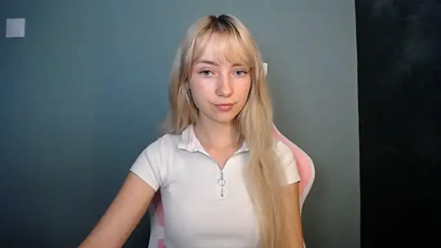 LuciaYoung online show from June 10, 2026, 6:36 am