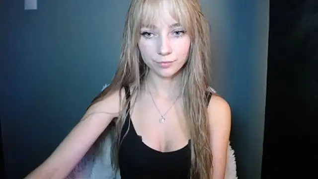 Snapshot of LuciaYoung chatting on October 24, 2025, 6:51 pm LuciaYoung online show from October 24, 2025, 6:51 pm