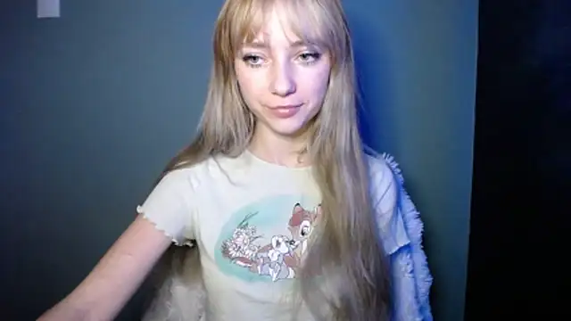 Snapshot of LuciaYoung chatting on October 23, 2025, 6:23 am LuciaYoung online show from October 23, 2025, 6:23 am