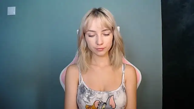 LuciaYoung online show from June 20, 2026, 12:21 pm